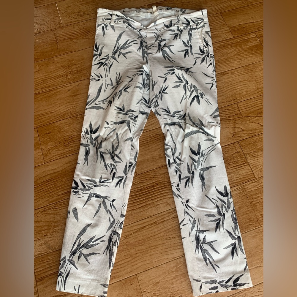 White and Black Leaf Print Woman’s Capri